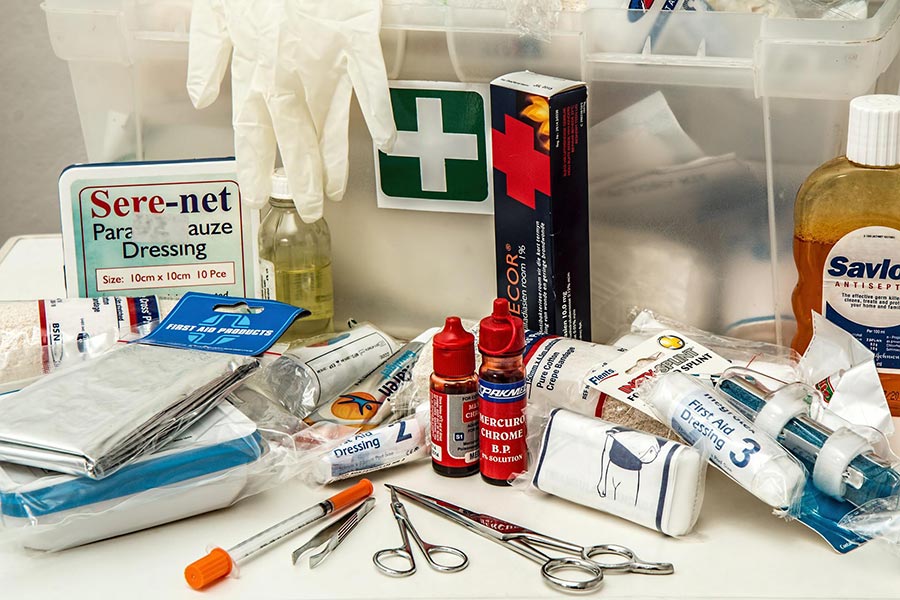 Armoire à pharmacie et matériel de premiers secours